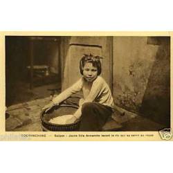 Cochinchine -Saigon -Jeune fille annamite lavant le riz