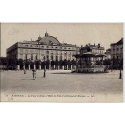 64 - Bayonne - La piace d'Armes, Hôtel de ville et le kiosque de Musique - Non