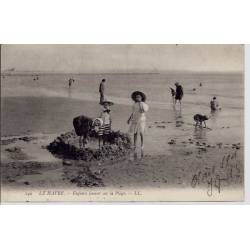 76 - Le havre - Les enfants jouent sur la plage - Voyagé - Dos divisé