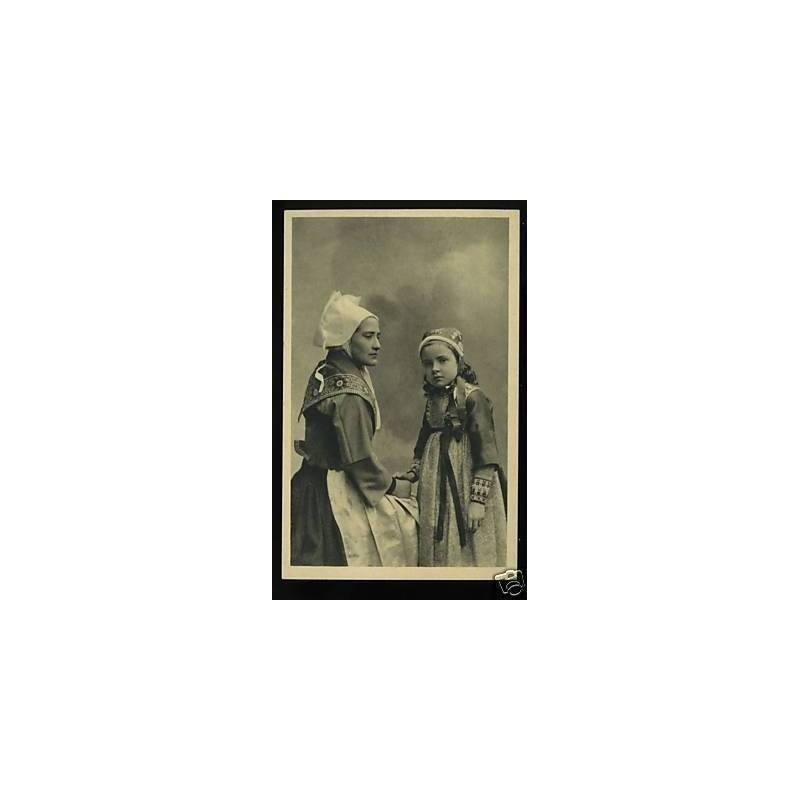29 - Fillette et Femme de Plougastel-Daoulas