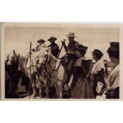 13 - En provence - Les gardians de camargue montés sur leurs cavales blanche...