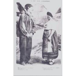 14 - L' Auvergne - un homme et une femme discutant au bord d'un chemin - Non...