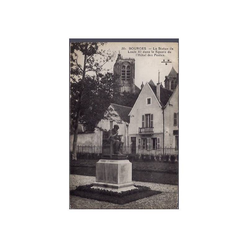 18 - Bourges - la statue de Louis XI dans le square de l' Hôtel des postes -...