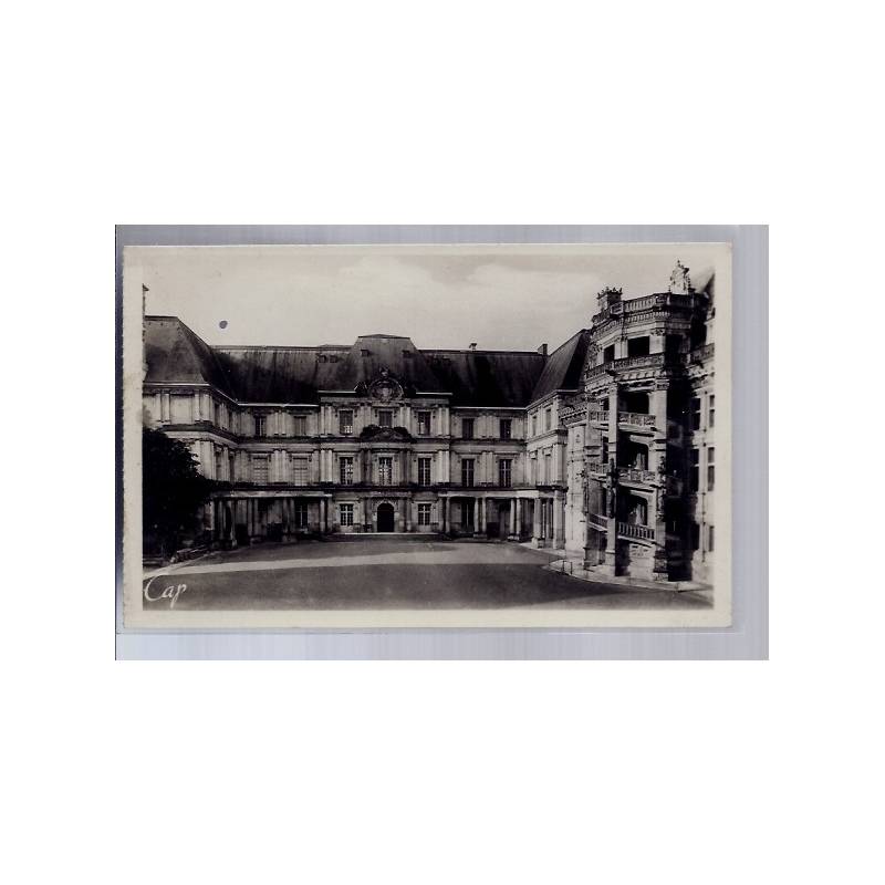 41 - Blois - Le château - l' escalier d' Honneur - François 1er et aile Gas...