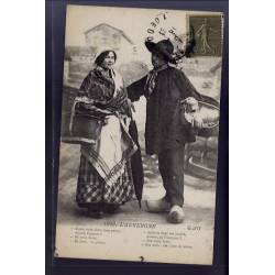 63 - l' Auvergne - une femme et un homme en costume d'époque - Voyagé - Dos d