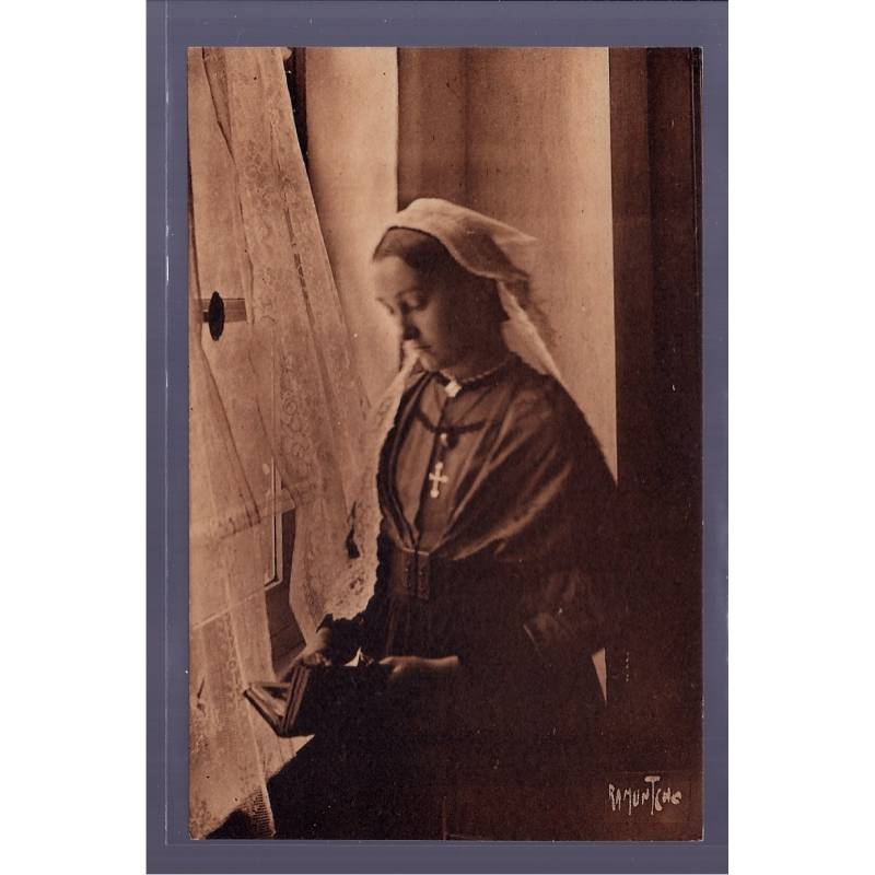 85 - Une heune fille de Saint-Gilles - photograhiée au musée de Bise-Dur à 