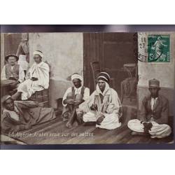 Algérie - Arabes assis sur des nattes - Beau plan - 1909