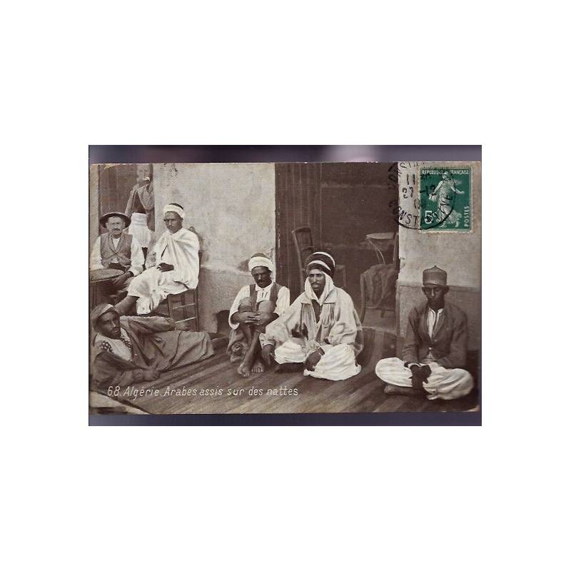 Algérie - Arabes assis sur des nattes - Beau plan - 1909