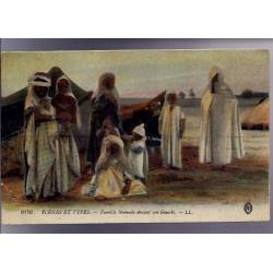 Algérie - Scènes et types - Famille nomade devant un gourbi - Couleur