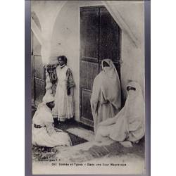 Algérie - Scènes et types - Dans une cour mauresque - Femmes voilées